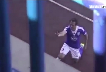 VIDEO: Thêm 1 cầu thủ cầu hôn bạn gái sau khi ghi bàn