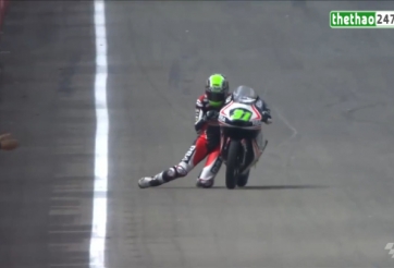 VIDEO: Tình huống lê đầu gối về đích của tay đua MotoGP