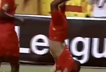 VIDEO: Cầu thủ trồng cây chuối ăn mừng bàn thắng