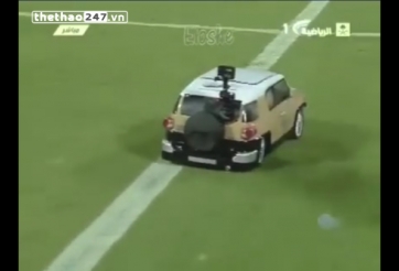 VIDEO: Đưa bóng vào sân bằng... ô tô