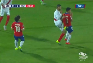 VIDEO: Chiếc thẻ đỏ đầy tranh cãi của đội khách Peru