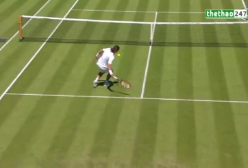 VIDEO: Tay vợt tự đánh bóng vào mặt mình ở giải Wimbledon