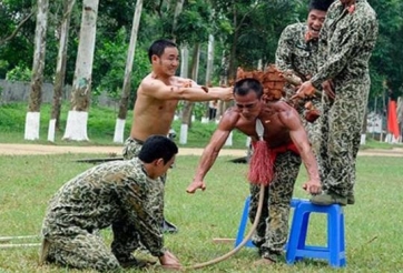 VIDEO: So sánh trình độ võ thuật của đặc công Việt Nam và nước ngoài