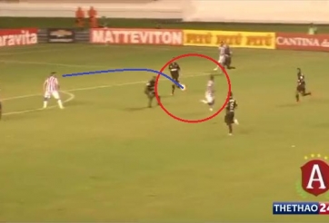 VIDEO: Pha kiến tạo ngẫu hứng như có mắt ở sau lưng