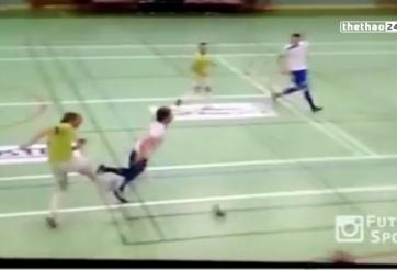 VIDEO: Pha bỏ bóng đá người thô thiển trên sân futsal