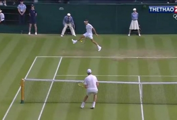VIDEO: Roger Federer đánh bóng qua 2 chân làm bó tay đối thủ