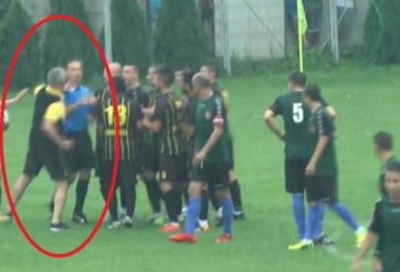 VIDEO: HLV hùng hổ lao vào đánh trọng tài vì 1 quả pen