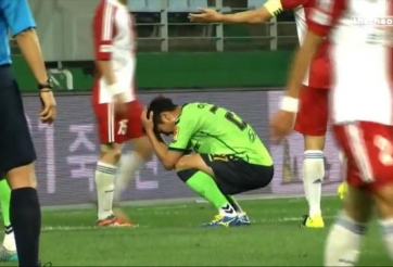 VIDEO: Sao Hàn Quốc suy sụp sau pha bỏ lỡ không tưởng