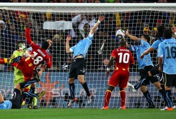 VIDEO: Pha chơi bóng bằng tay giúp Luis Suarez nổi danh làng túc cầu