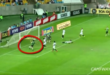 VIDEO: Thêm 1 ứng cử viên cho pha bỏ lỡ khó tin của năm