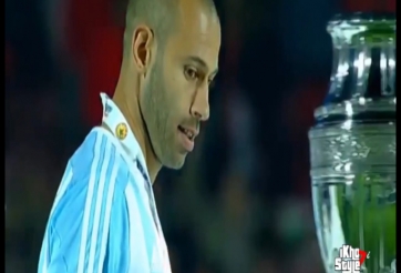 VIDEO: Javier Mascherano liếc nhìn chiếc cúp với ánh mắt đầy nuối tiếc