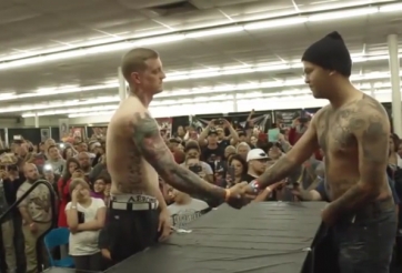 Video hài hước: Chết cười với cuộc thi 'tát' có một không hai trên thế giới