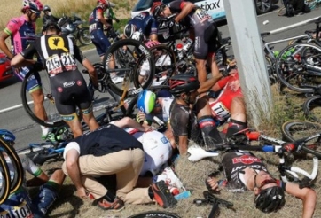 VIDEO: Tai nạn liên hoàn ở giải đua xe đạp vòng quanh nước Pháp