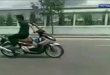 VIDEO: Thót tim với màn đua xe quay lưng cầm lái ở Việt Nam