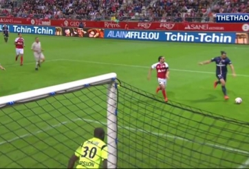 VIDEO: Pha lốp bóng thành bàn từ góc siêu hẹp của Ibrahimovic