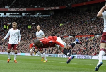 VIDEO: Những pha bóng cầu thủ trượt ngã vì vô tình 'vấp ngọn cỏ'