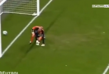 VIDEO: Thủ môn lóng ngóng tự đưa bóng vào lưới nhà