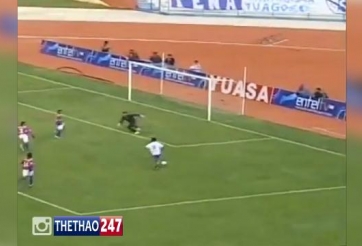 VIDEO: Pha kết hợp siêu hài của thủ môn và tiền đạo đối phương