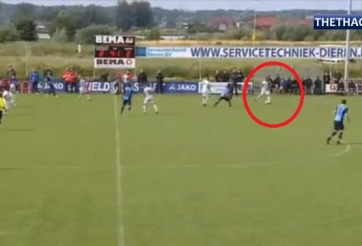 VIDEO: Tình huống hậu vệ phản lưới nhà hy hữu từ khoảng cách gần 50m