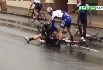 VIDEO: Va chạm trên đường đua, cua-rơ đánh đối thủ như trong phim hành động