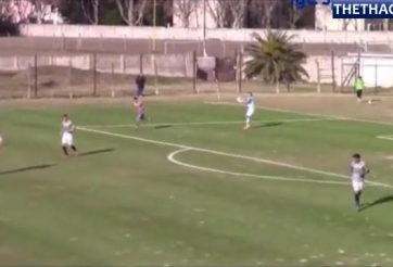 VIDEO: Thủ môn phát bóng phản lưới nhà hy hữu chưa từng thấy