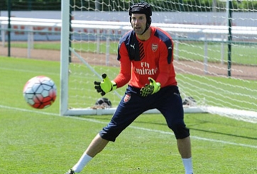 Petr Cech rạng ngời trong ngày đầu tập luyện tại Arsenal