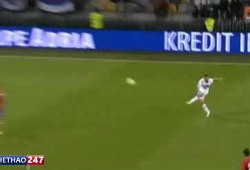 VIDEO: Siêu phẩm sút phạt không thể cản phá từ hơn 40m