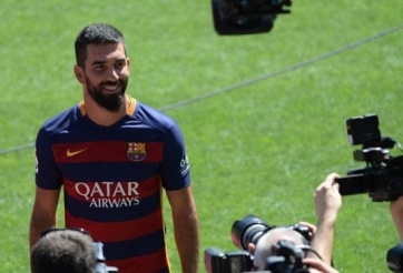 VIDEO: Arda Turan từ chối ký lên áo đấu của Messi