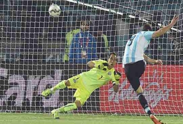 VIDEO: Chế tình huống Higuain sút hỏng 11m tại chung kết Copa America 2015