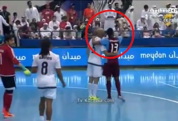 VIDEO: Cầu thủ phải nhận thẻ phạt vì chụp hình tự sướng với Zidane