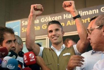 VIDEO: Van Persie được CĐV chào đón nồng nhiệt khi đến Thổ Nhĩ Kỳ