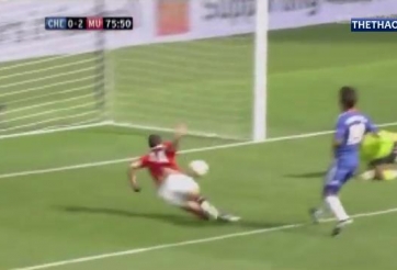 VIDEO: Bàn thắng siêu hài và may mắn của Chicharito vào lưới Chelsea