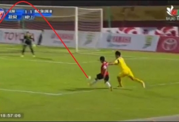 VIDEO: Pha lốp bóng ghi bàn như Messi của chân sút ĐTLA