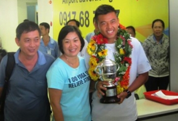 Hàng trăm NHM đến sân bay đón Lý Hoàng Nam