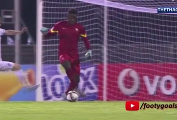 VIDEO: Thủ môn U19 Pháp xỏ háng tiền đạo đối phương như Manuel Neuer