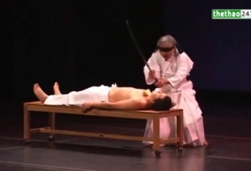 VIDEO: Thót tim với màn biểu diễn bịt mắt chém táo trên cổ người bằng kiếm nhật