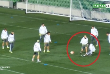 VIDEO: Ronaldo tỏ ra đau đớn sau pha vào bóng của Pepe trong buổi tập