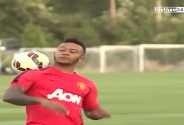 VIDEO: Depay biểu diễn kỹ thuật tâng bóng trong buổi tập của MU