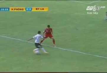 VIDEO: Pha xử lý qua người 'siêu ảo' của cầu thủ ĐTLA