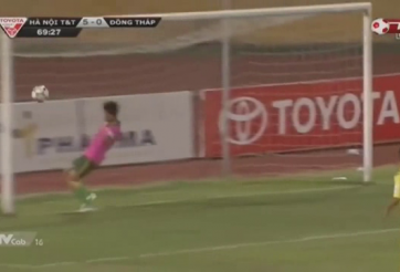 VIDEO: Trung vệ Đồng Tháp phản lưới siêu hài ở trận thua thảm Hà Nội T&T
