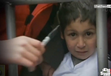 VIDEO: Fan nhí khóc nức nở khi được Ronaldo ký tặng áo