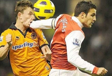 VIDEO: Tổng hợp những pha thúc cùi chỏ nguy hiểm trên sân cỏ