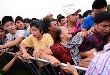 Thức trắng đêm, người hâm mộ chen nhau mua vé trận Man City