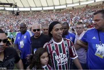 VIDEO: Hàng vạn CĐV chào đón Ronaldinho trong lễ ra mắt CLB mới