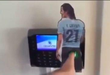 VIDEO: Bật cười với máy chấm công hình Cavani của người Chile