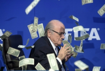 VIDEO: Chủ tịch Sepp Blatter bị ném tiền vào người trong buổi họp báo