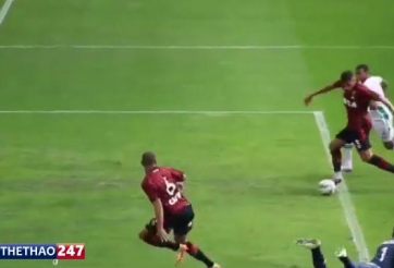 VIDEO: Tiền đạo gây sốc với tình huống tấn công tệ hại nhất năm