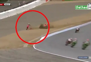 VIDEO: Tay đua thoát chết thần kỳ sau tai nạn kinh hoàng trên đường đua ở Italia