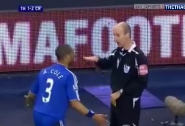 VIDEO: Hành động cãi trọng tài đầy phản cảm của Ashley Cole trong màu áo Chelsea