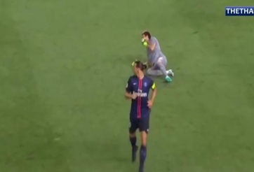 VIDEO: Ibrahimovic khiến thủ môn đối phương đổ máu vì lao ra như Neuer